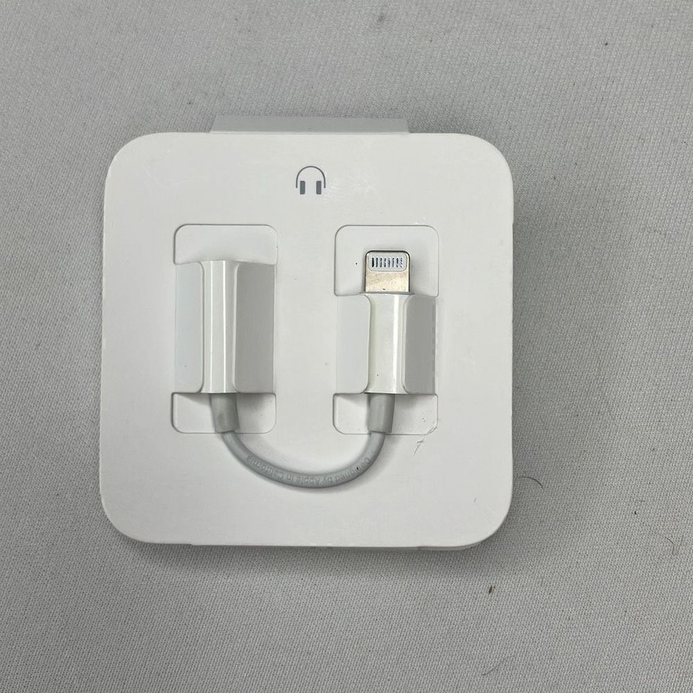 Apple Earbuds includes Box and Lightning Connector - Picture 3 of 4